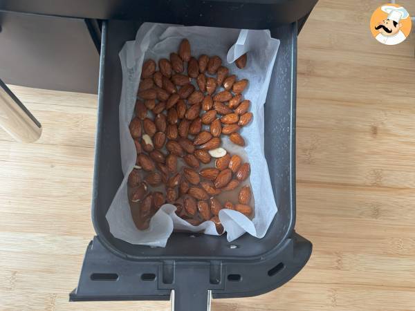 Mandorle pralinate in friggitrice ad aria - Preparazione tappa 2