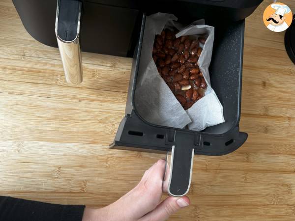 Mandorle pralinate in friggitrice ad aria - Preparazione tappa 3