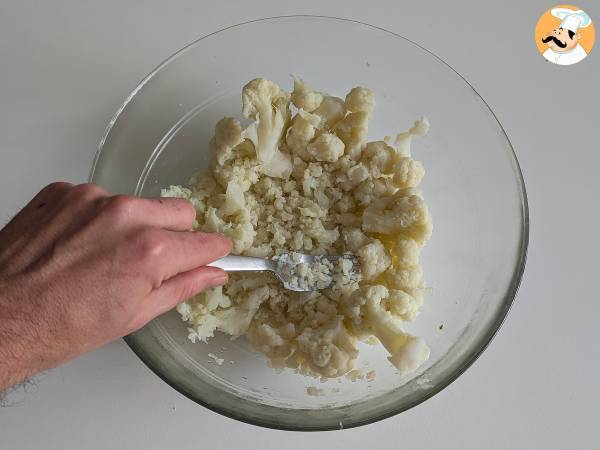 Polpette di cavolfiore in friggitrice ad aria: la ricetta economica e vegetariana - Preparazione tappa 3