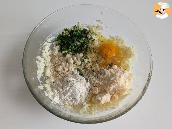 Polpette di cavolfiore in friggitrice ad aria: la ricetta economica e vegetariana - Preparazione tappa 4