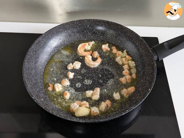 Pasta alla spirulina con gamberi e limone: un primo piatto ricco di nutrienti e dal gusto unico - Preparazione tappa 3