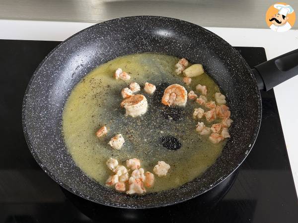 Pasta alla spirulina con gamberi e limone: un primo piatto ricco di nutrienti e dal gusto unico - Preparazione tappa 4