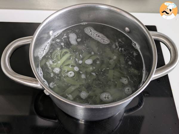 Pasta alla spirulina con gamberi e limone: un primo piatto ricco di nutrienti e dal gusto unico - Preparazione tappa 5