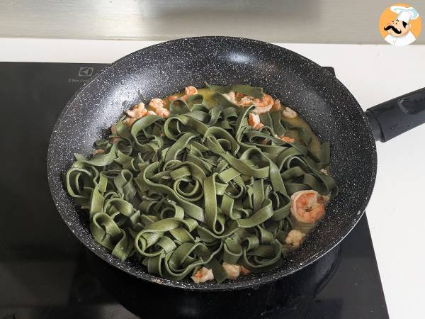 Pasta alla spirulina con gamberi e limone: un primo piatto ricco di nutrienti e dal gusto unico - Preparazione tappa 6