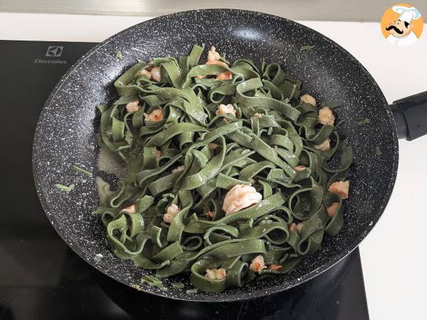 Pasta alla spirulina con gamberi e limone: un primo piatto ricco di nutrienti e dal gusto unico - Preparazione tappa 7