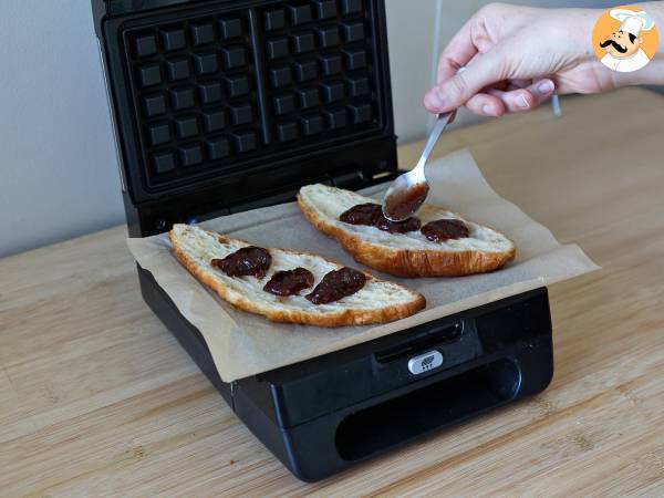 Croffle gourmet: un'esplosione di sapori con confettura di fichi, caprino e prosciutto crudo! - Preparazione tappa 1