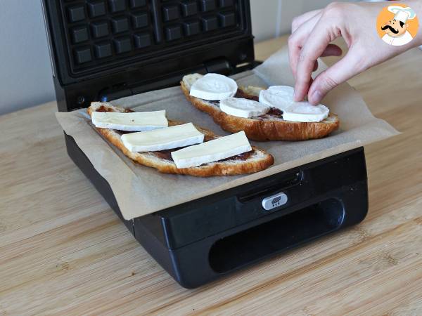 Croffle gourmet: un'esplosione di sapori con confettura di fichi, caprino e prosciutto crudo! - Preparazione tappa 2
