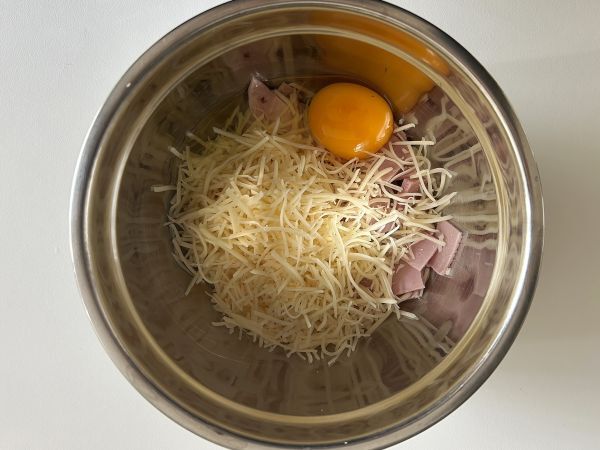 Pasta gratinata in friggitrice ad aria con prosciutto e formaggio: ricetta facile e veloce - Preparazione tappa 1