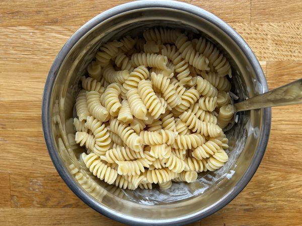 Pasta gratinata in friggitrice ad aria con prosciutto e formaggio: ricetta facile e veloce - Preparazione tappa 2