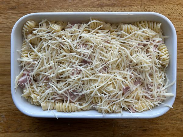Pasta gratinata in friggitrice ad aria con prosciutto e formaggio: ricetta facile e veloce - Preparazione tappa 3