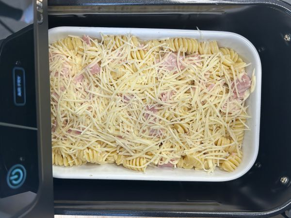 Pasta gratinata in friggitrice ad aria con prosciutto e formaggio: ricetta facile e veloce - Preparazione tappa 4