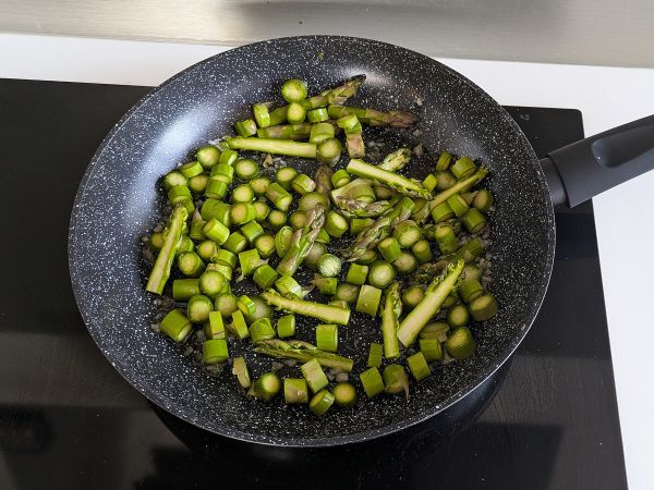 Pasta cremosa asparagi e pancetta: ricetta facile e gustosa - Preparazione tappa 2
