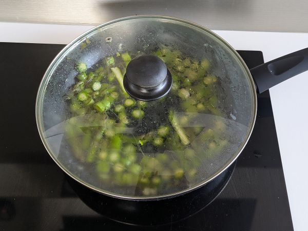 Pasta cremosa asparagi e pancetta: ricetta facile e gustosa - Preparazione tappa 3