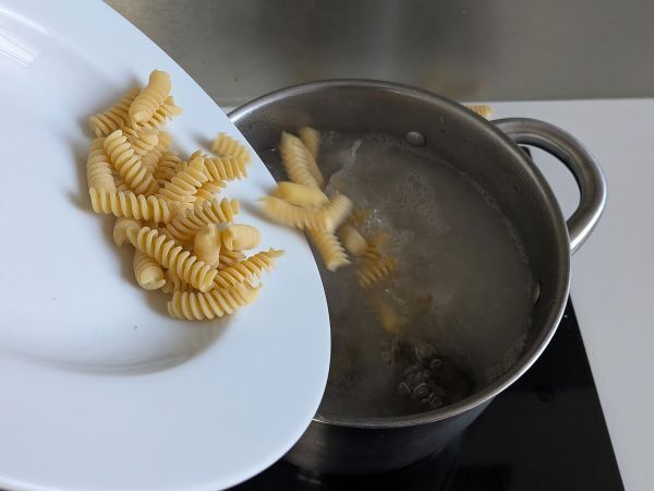 Pasta cremosa asparagi e pancetta: ricetta facile e gustosa - Preparazione tappa 6