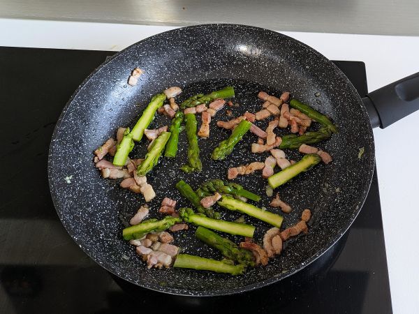 Pasta cremosa asparagi e pancetta: ricetta facile e gustosa - Preparazione tappa 7