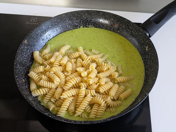 Pasta cremosa asparagi e pancetta: ricetta facile e gustosa - Preparazione tappa 8