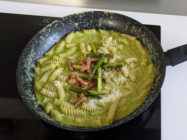 Pasta cremosa asparagi e pancetta: ricetta facile e gustosa - Preparazione tappa 9