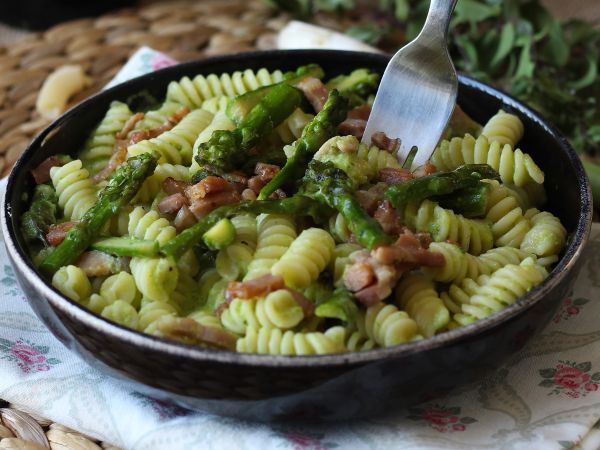 Pasta cremosa asparagi e pancetta: ricetta facile e gustosa - Preparazione tappa 10