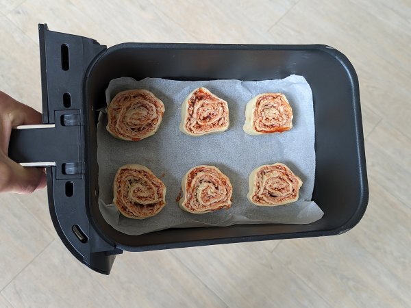 Girelle di sfoglia in friggitrice ad aria: ricetta facile e veloce - Preparazione tappa 6