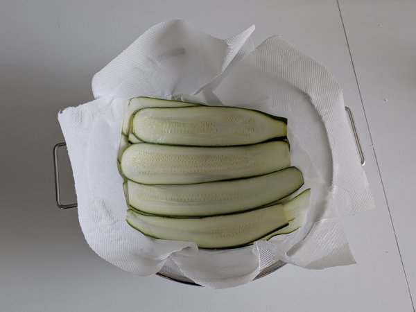 Parmigiana di zucchine in friggitrice ad aria: veloce, leggera e croccante - Preparazione tappa 2