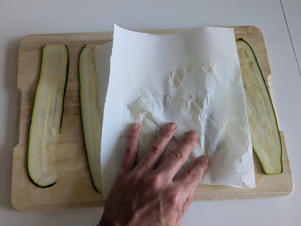 Parmigiana di zucchine in friggitrice ad aria: veloce, leggera e croccante - Preparazione tappa 4