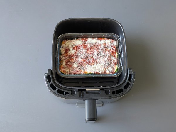 Parmigiana di zucchine in friggitrice ad aria: veloce, leggera e croccante - Preparazione tappa 9