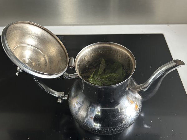 Tè alla menta marocchino: la ricetta autentica da fare a casa - Preparazione tappa 5