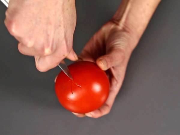 Salsa di pomodoro cruda per pizza e pinsa: ricetta facile, veloce e super gustosa - Preparazione tappa 1
