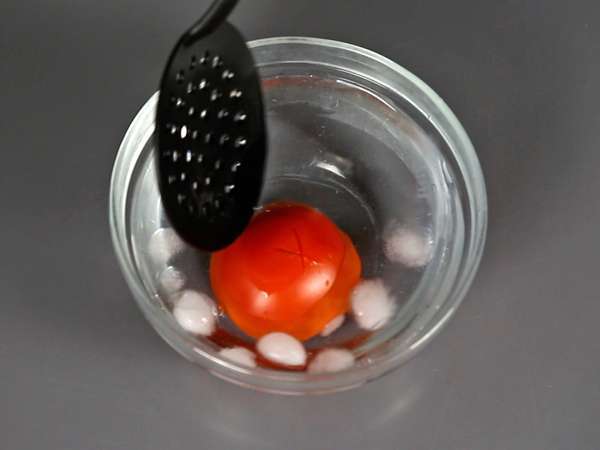 Salsa di pomodoro cruda per pizza e pinsa: ricetta facile, veloce e super gustosa - Preparazione tappa 2