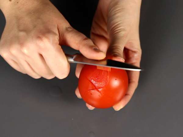 Salsa di pomodoro cruda per pizza e pinsa: ricetta facile, veloce e super gustosa - Preparazione tappa 3