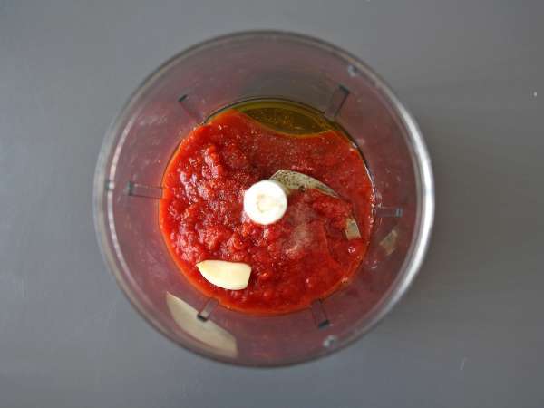 Salsa di pomodoro cruda per pizza e pinsa: ricetta facile, veloce e super gustosa - Preparazione tappa 4