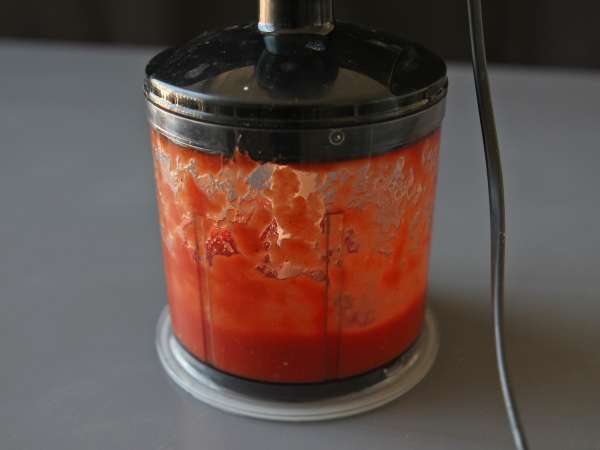 Salsa di pomodoro cruda per pizza e pinsa: ricetta facile, veloce e super gustosa - Preparazione tappa 5