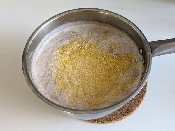 Polenta cremosa perfetta: ricetta facile per un piatto morbido e saporito - Preparazione tappa 2