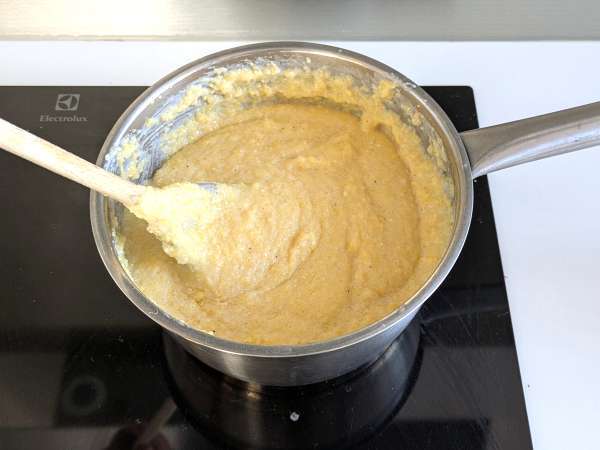 Polenta cremosa perfetta: ricetta facile per un piatto morbido e saporito - Preparazione tappa 3