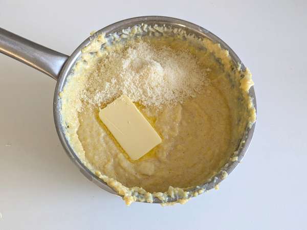 Polenta cremosa perfetta: ricetta facile per un piatto morbido e saporito - Preparazione tappa 4
