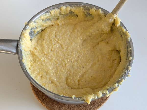 Polenta cremosa perfetta: ricetta facile per un piatto morbido e saporito - Preparazione tappa 5