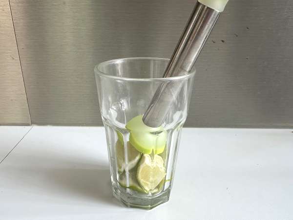 Caipirinha brasiliana: il cocktail fresco e facile da preparare (senza shaker!) - Preparazione tappa 3