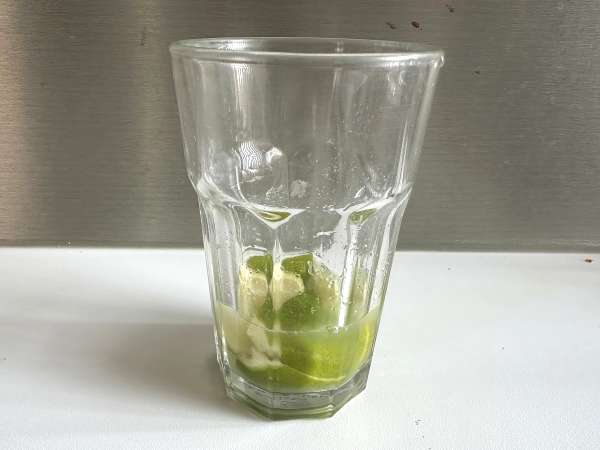 Caipirinha brasiliana: il cocktail fresco e facile da preparare (senza shaker!) - Preparazione tappa 4