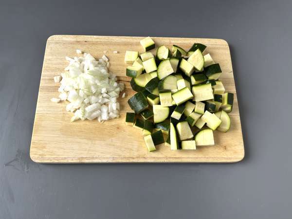 Crema di zucchine con mela verde e yogurt: ricetta veloce e raffinata - Preparazione tappa 1