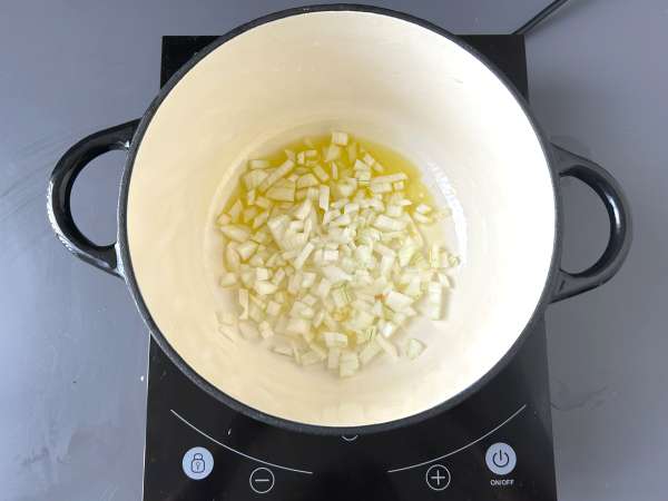 Crema di zucchine con mela verde e yogurt: ricetta veloce e raffinata - Preparazione tappa 2