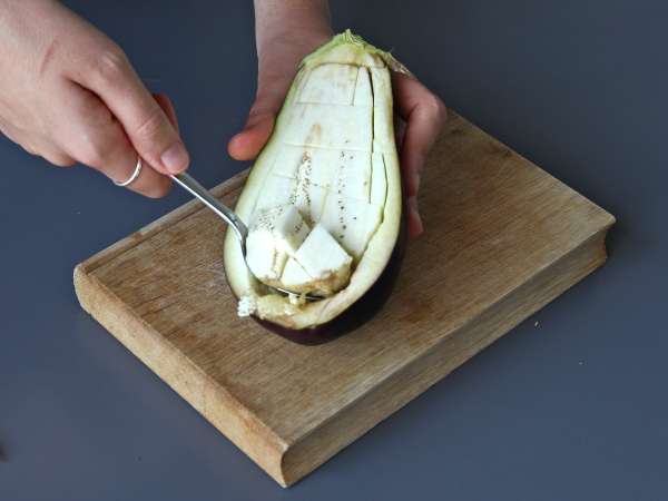 Melanzane ripiene con mozzarella gratinata: la ricetta facile e saporita da provare subito - Preparazione tappa 1