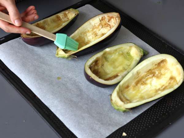 Melanzane ripiene con mozzarella gratinata: la ricetta facile e saporita da provare subito - Preparazione tappa 2
