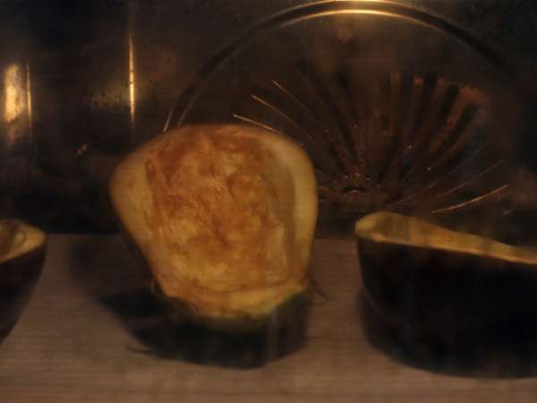 Melanzane ripiene con mozzarella gratinata: la ricetta facile e saporita da provare subito - Preparazione tappa 3