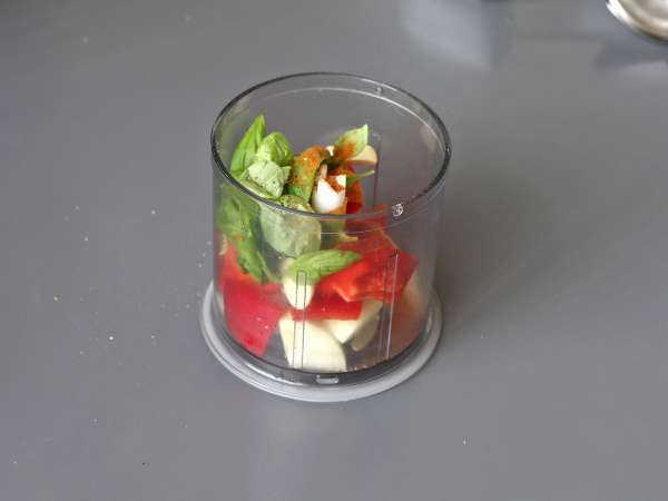 Melanzane ripiene con mozzarella gratinata: la ricetta facile e saporita da provare subito - Preparazione tappa 4