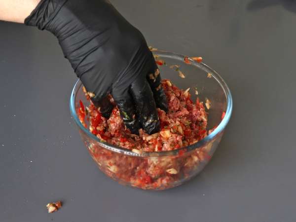 Melanzane ripiene con mozzarella gratinata: la ricetta facile e saporita da provare subito - Preparazione tappa 5