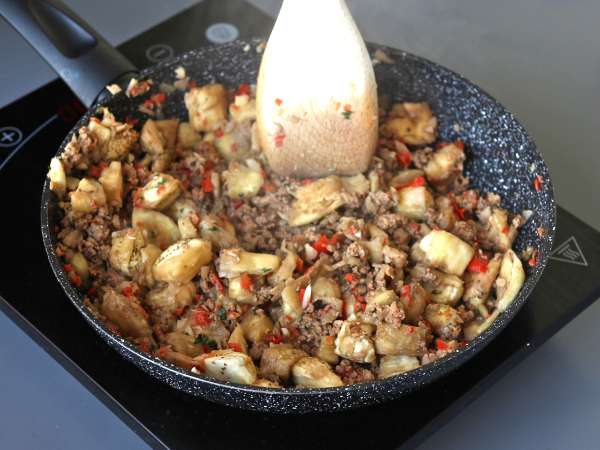 Melanzane ripiene con mozzarella gratinata: la ricetta facile e saporita da provare subito - Preparazione tappa 6