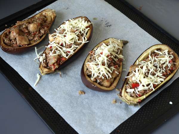 Melanzane ripiene con mozzarella gratinata: la ricetta facile e saporita da provare subito - Preparazione tappa 7