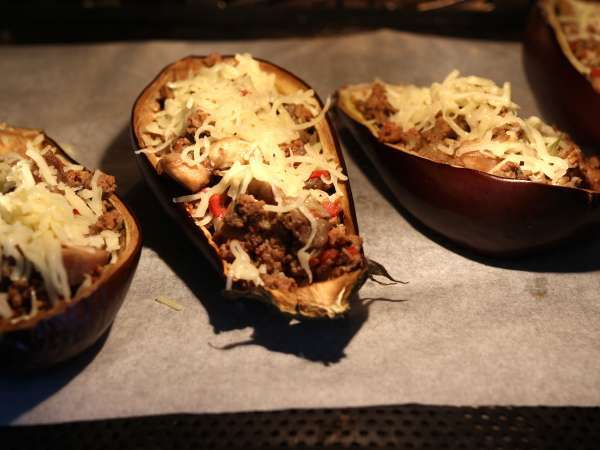 Melanzane ripiene con mozzarella gratinata: la ricetta facile e saporita da provare subito - Preparazione tappa 8