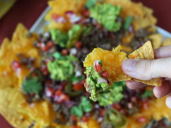 Nachos conditi: l'idea veloce per un apericena da leccarsi le dita - Preparazione tappa 7