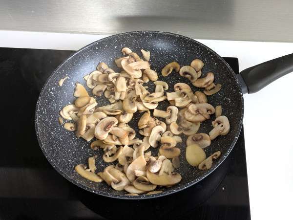 Polpettone di zucca con funghi e scamorza filante: ricetta gustosa e facile al forno - Preparazione tappa 3